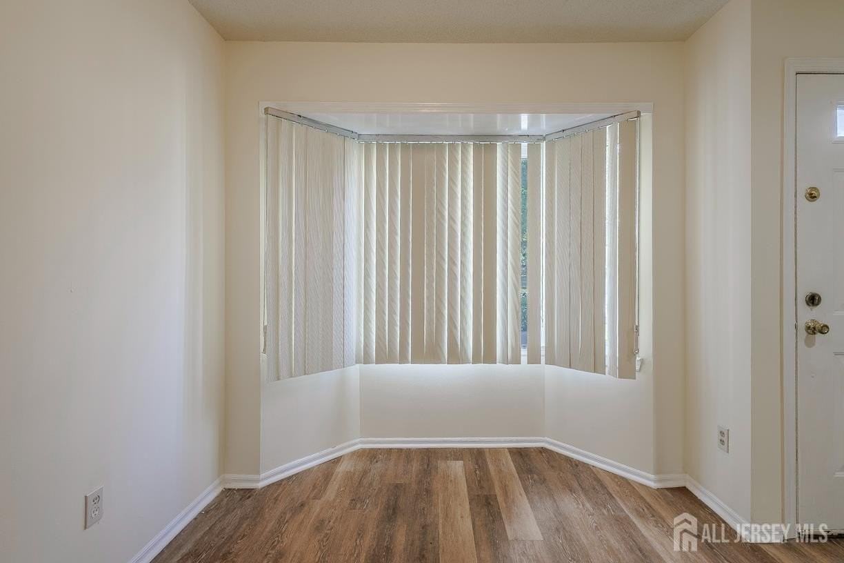 26 Farnham Sq - Photo 6 of 34