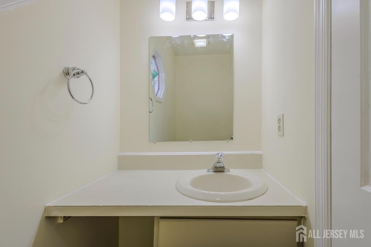 26 Farnham Sq - Photo 7 of 34