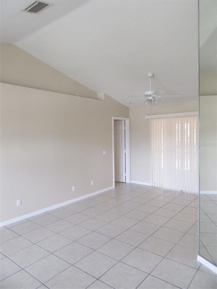 22182 Peachland Blvd - Photo 4 of 20