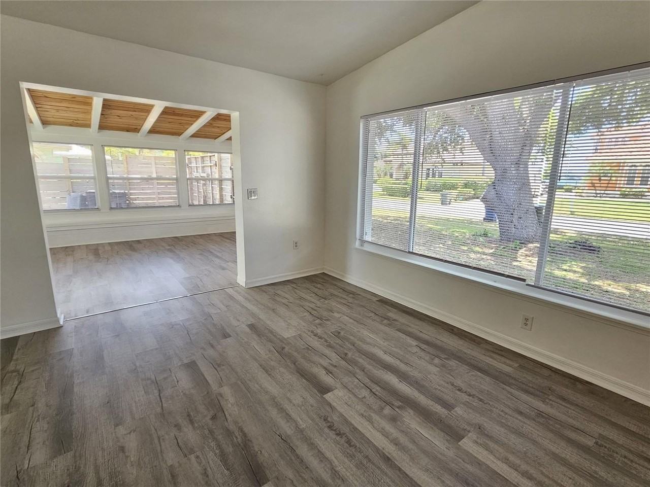 341 Bayshore Dr - Photo 4 of 45