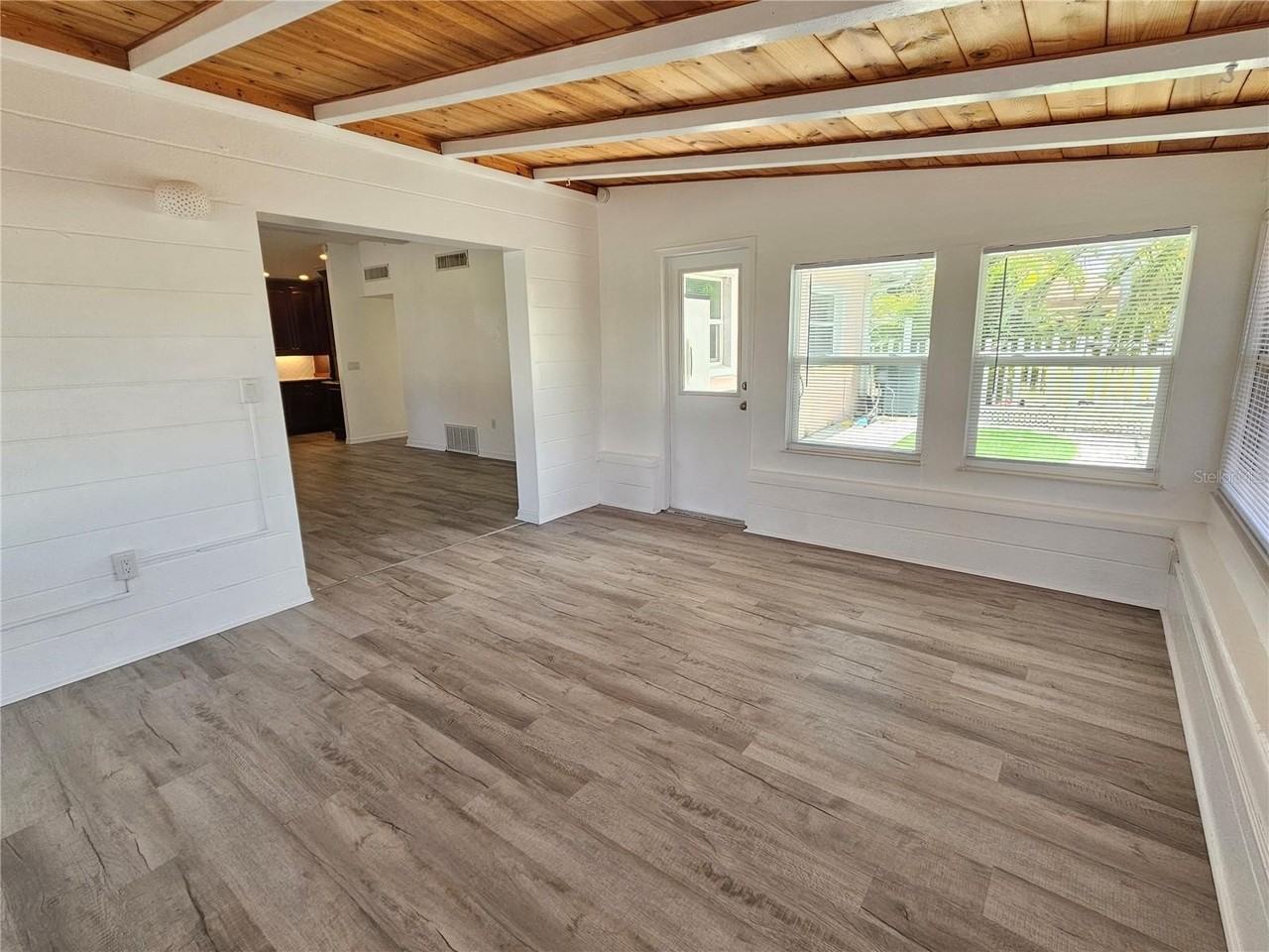 341 Bayshore Dr - Photo 7 of 45