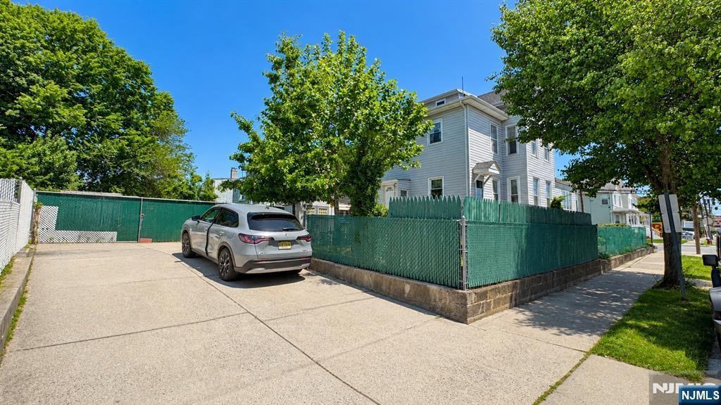 129 Union St - Photo 4 of 10