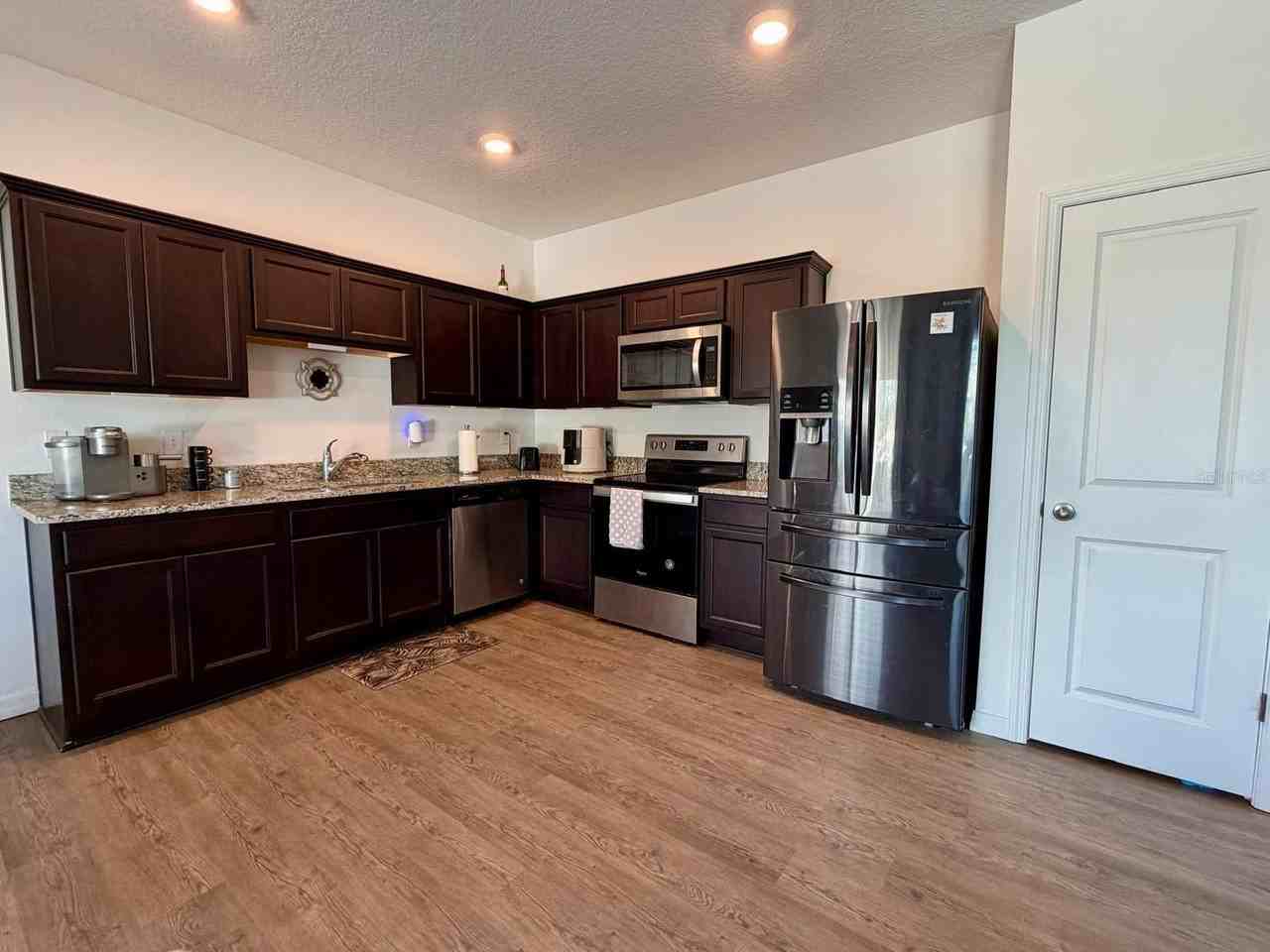 653 Madison Dr - Photo 5 of 33