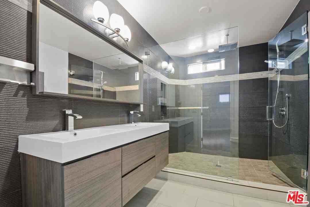 15424 Camarillo St - Photo 2 of 8