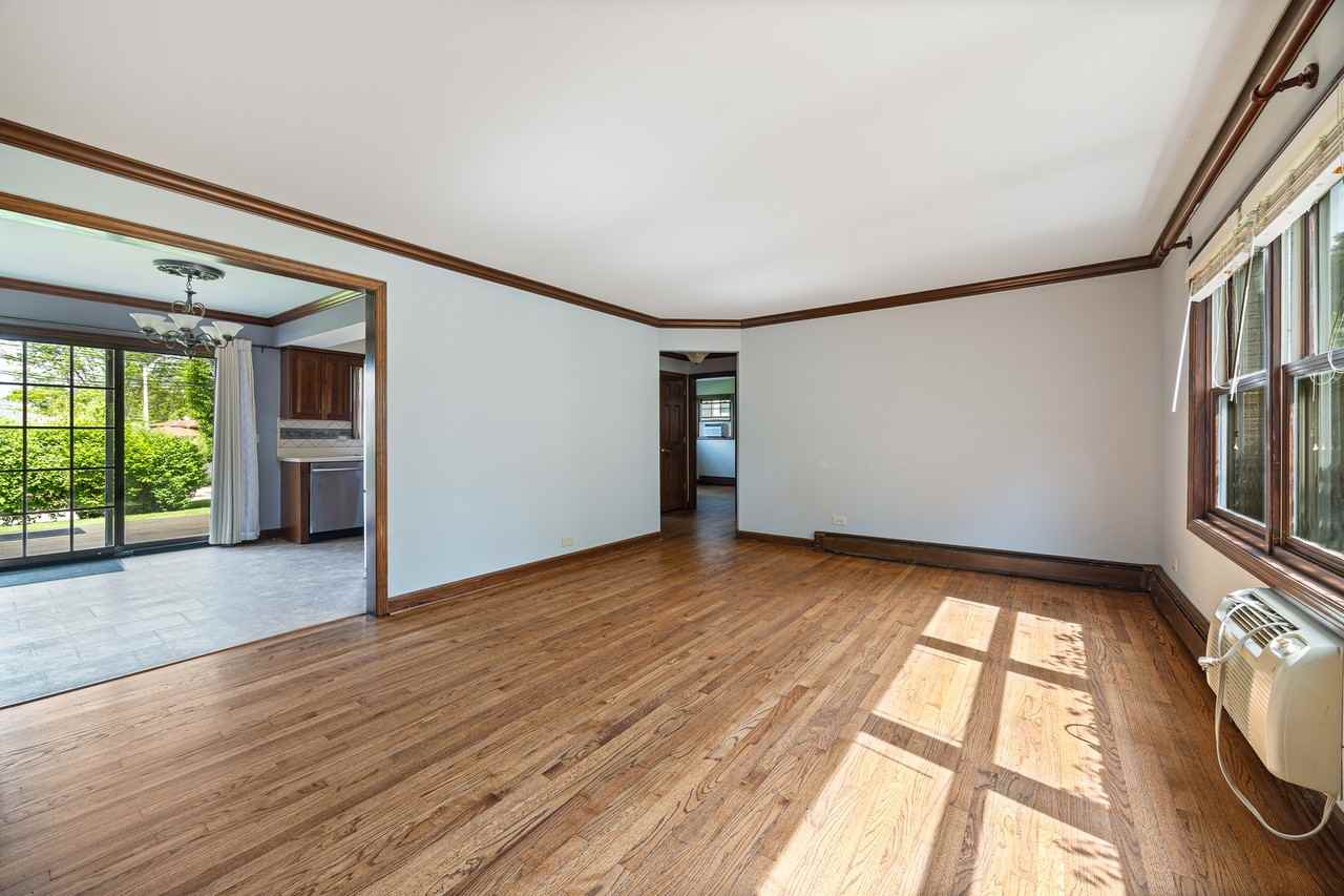 1702 E Northwest Hwy - Photo 3 of 15