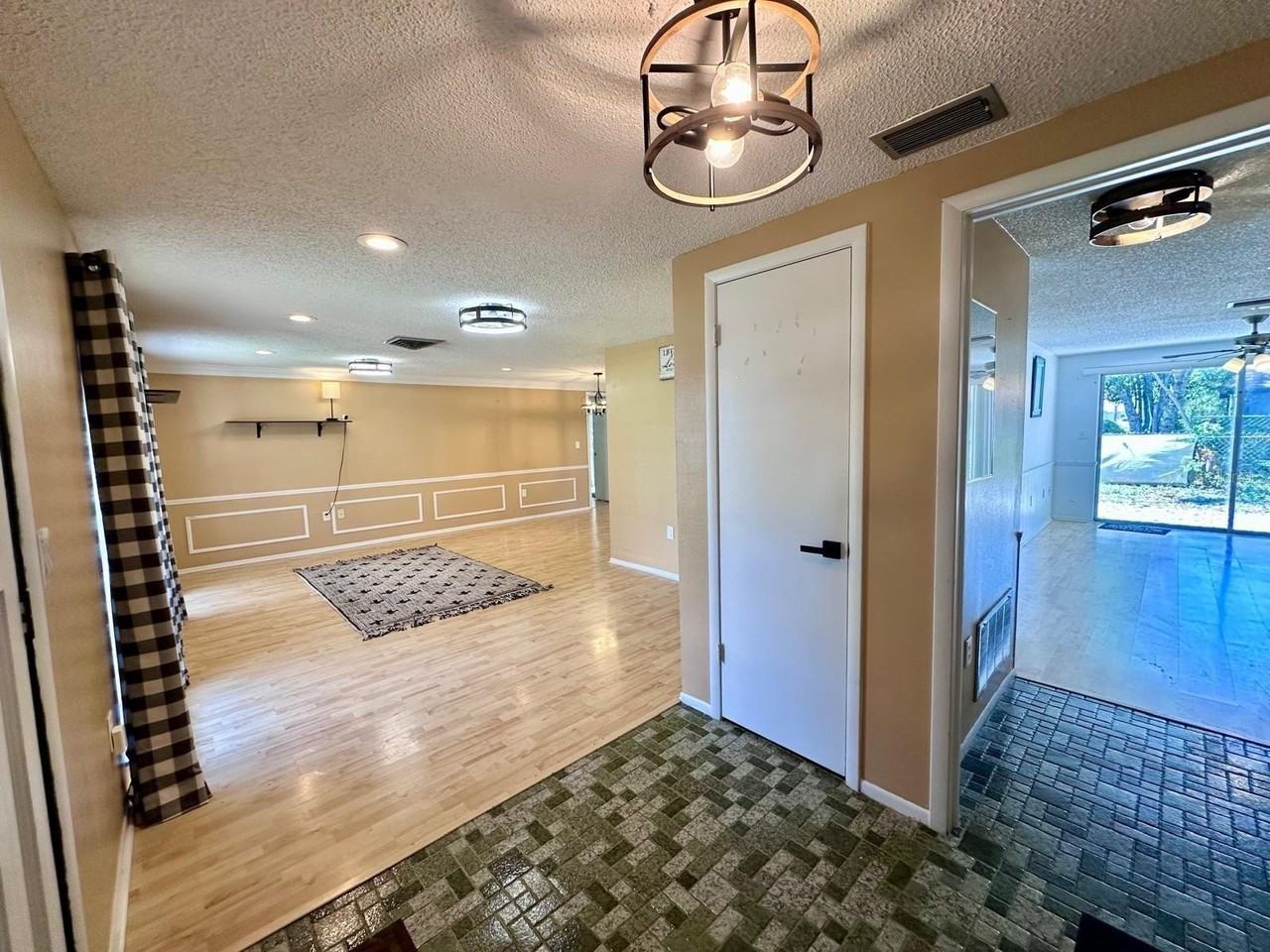 12215 Meadowbrook Ln - Photo 4 of 41