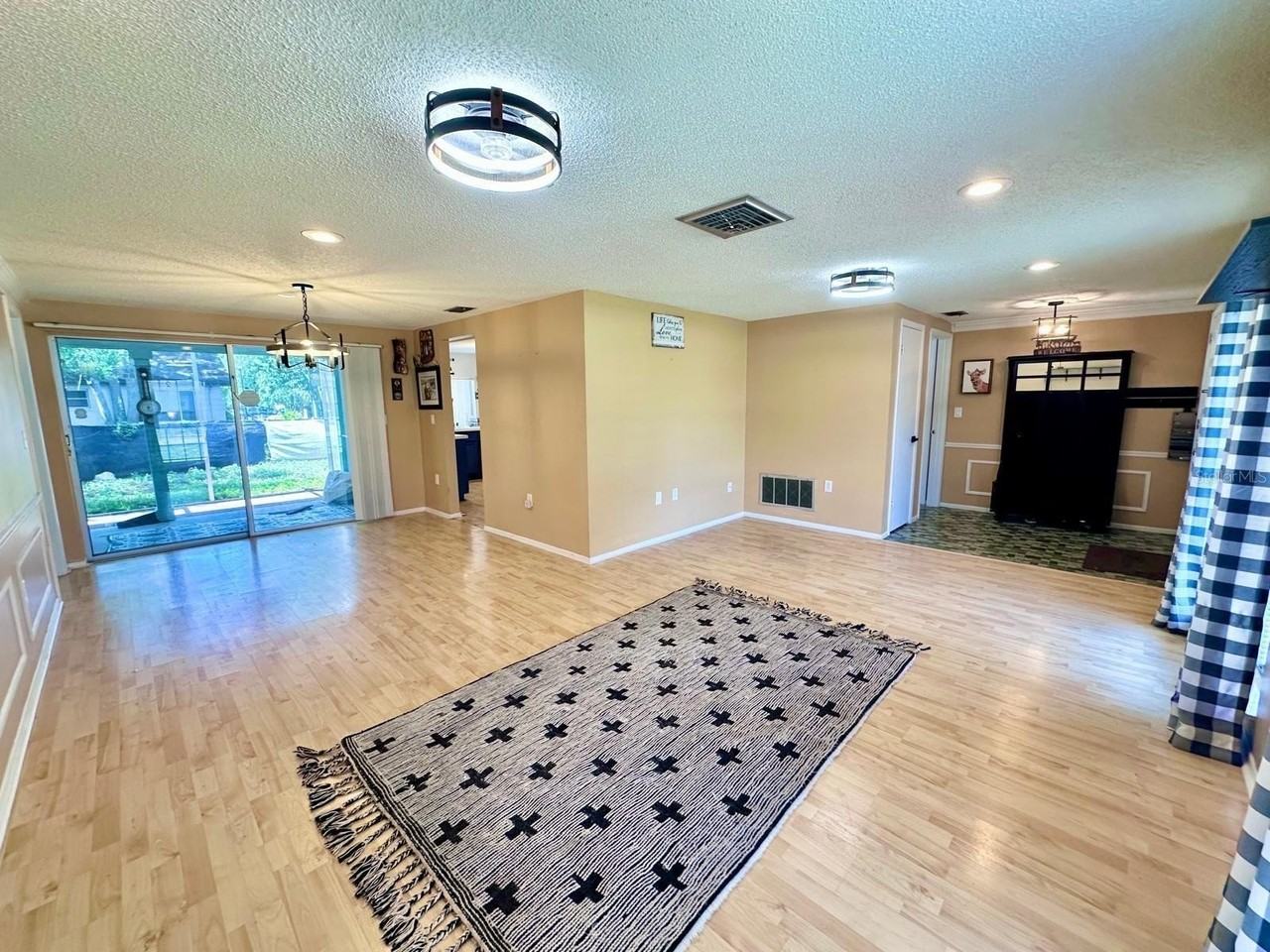 12215 Meadowbrook Ln - Photo 6 of 41