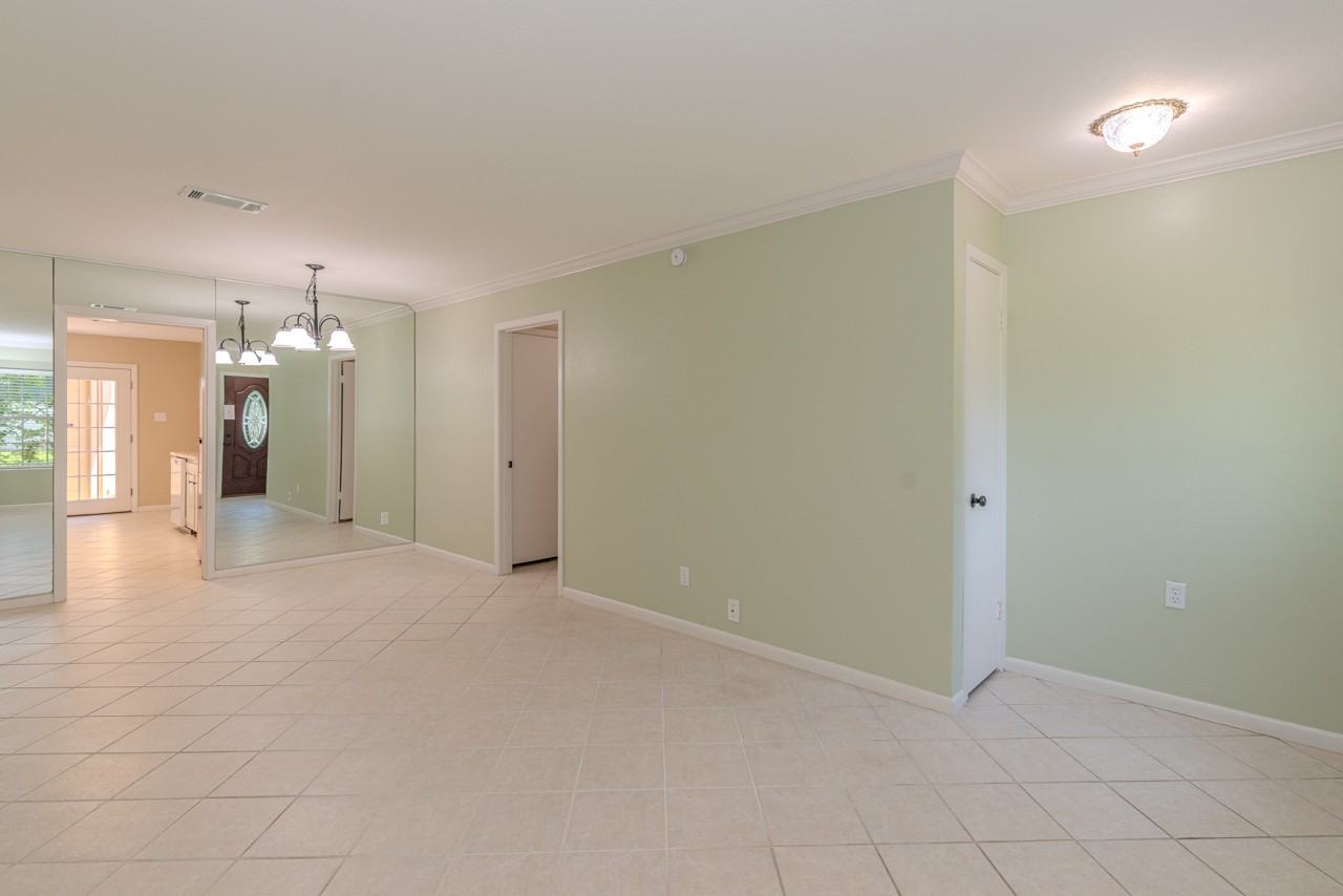 495 Longmeadow St - Photo 4 of 20