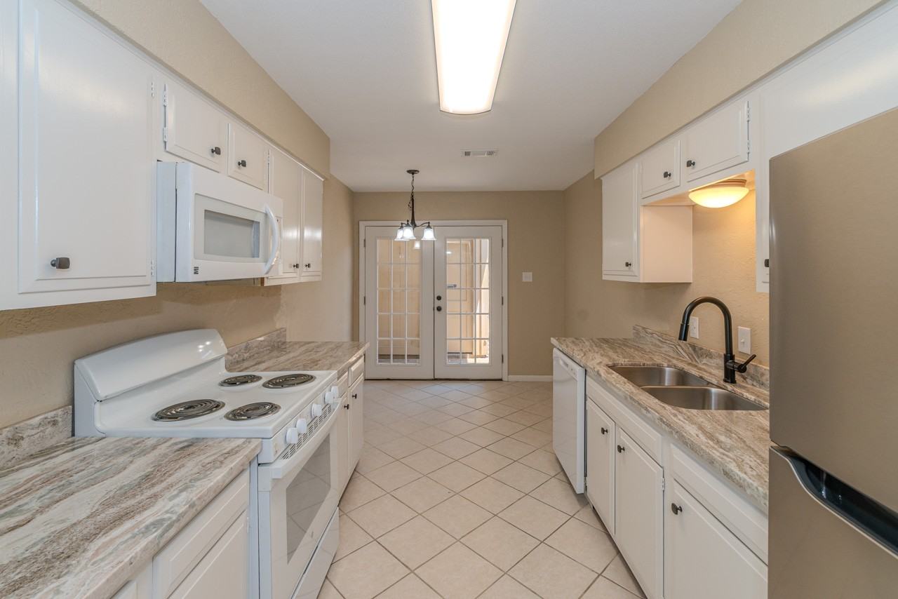 495 Longmeadow St - Photo 6 of 20