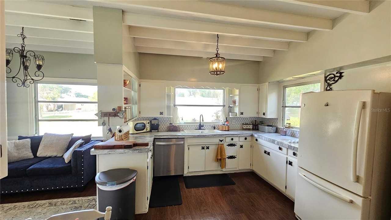 1001 E Gilchrist St - Photo 2 of 35