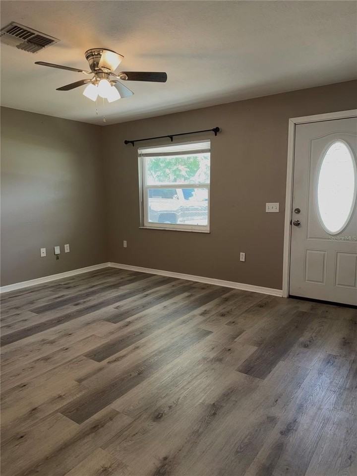 1215 Gatewood Ave - Photo 4 of 21