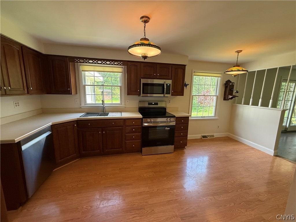 116 Stillwater Dr - Photo 4 of 17