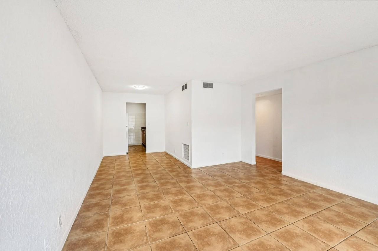 Lakeside Condominiums - Photo 4 of 22