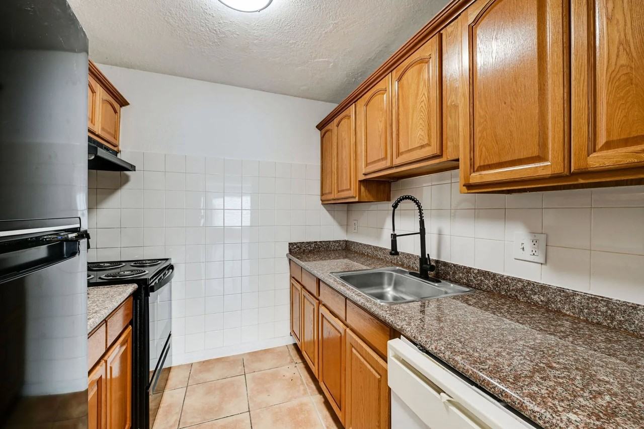Lakeside Condominiums - Photo 6 of 22