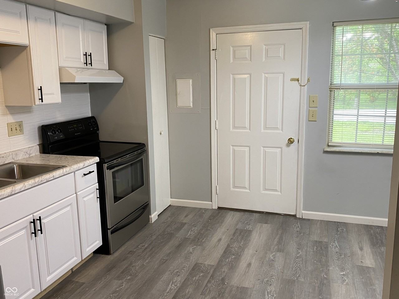 1329 Millerwood Ct - Photo 4 of 12