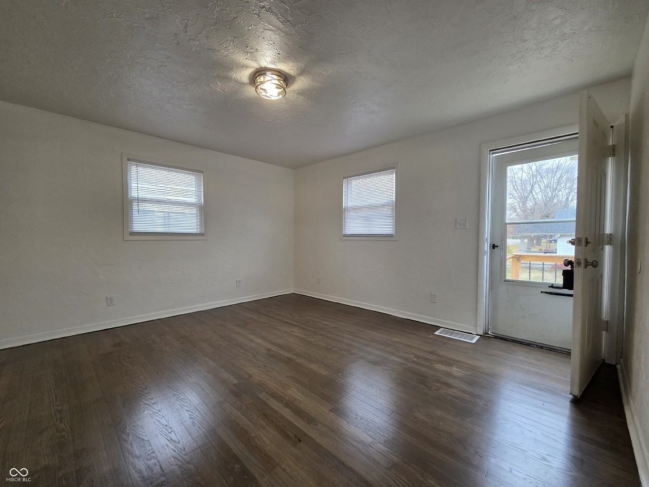 702 W 23rd St - Photo 4 of 13