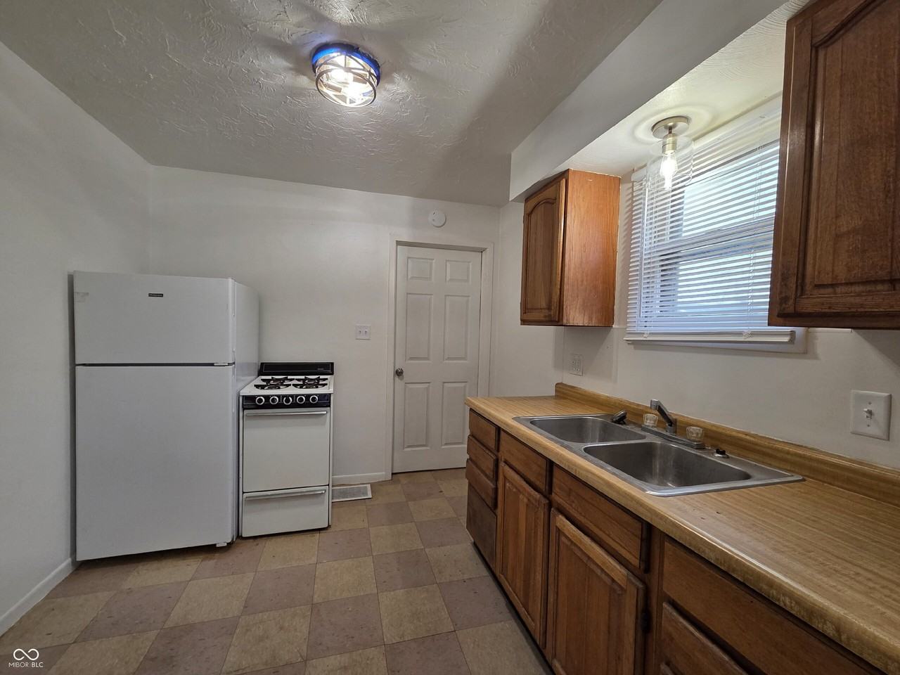702 W 23rd St - Photo 6 of 13