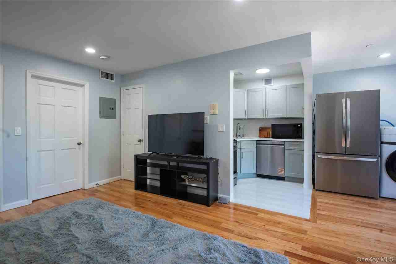 10302 42nd Ave #4D - Photo 4 of 20