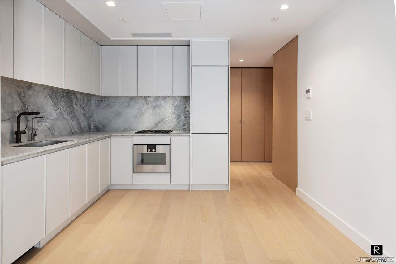 250 E 25th St #2E - Photo 5 of 29