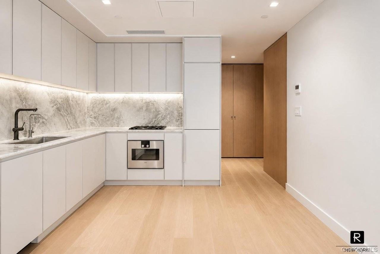 250 E 25th St #2E - Photo 6 of 29
