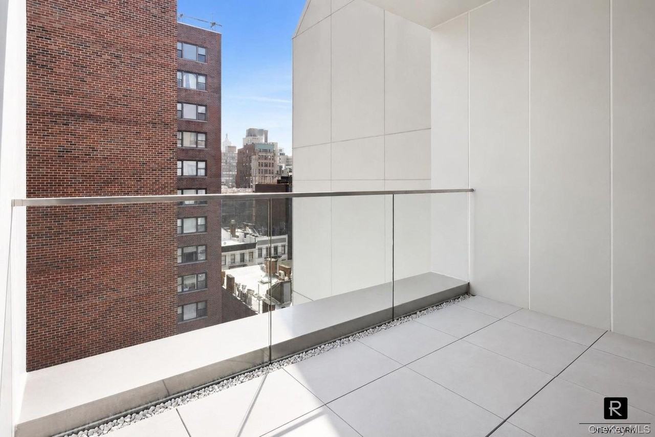 250 E 25th St #2E - Photo 7 of 29