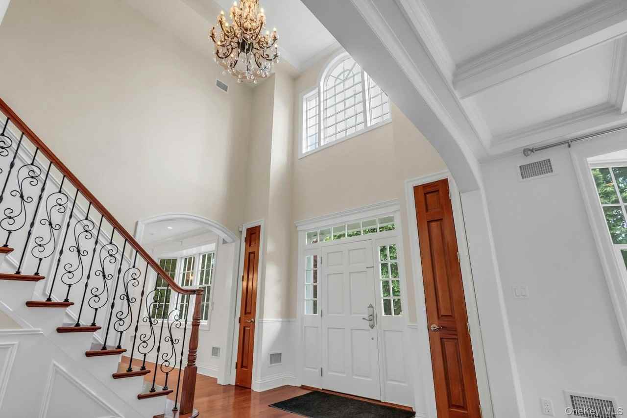 11 Plandome Dr - Photo 6 of 46