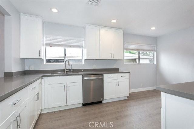 6631 Nagle Ave - Photo 4 of 8