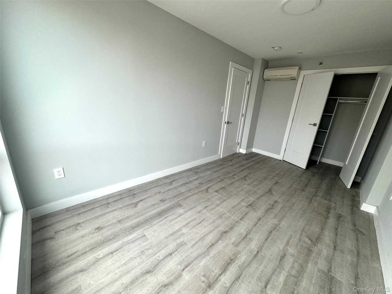 2022 College Point Blvd #3B - Photo 3 of 7