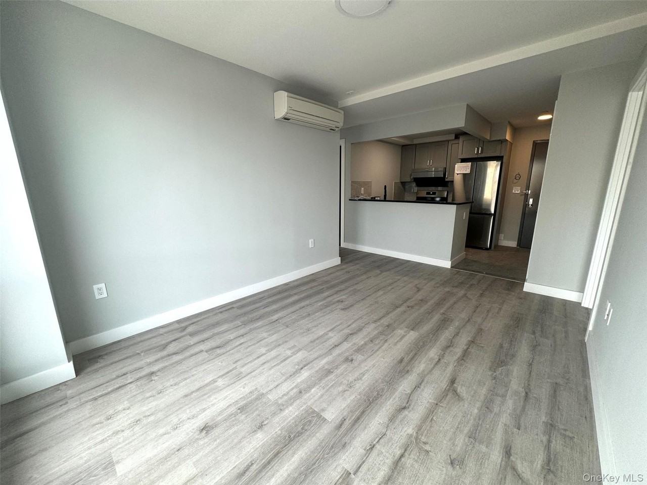 2022 College Point Blvd #3B - Photo 4 of 7