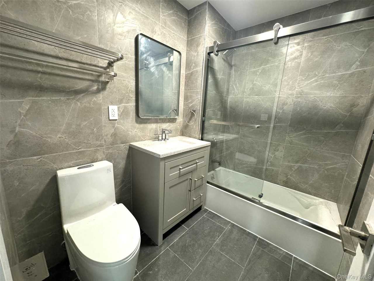 2022 College Point Blvd #3B - Photo 6 of 7