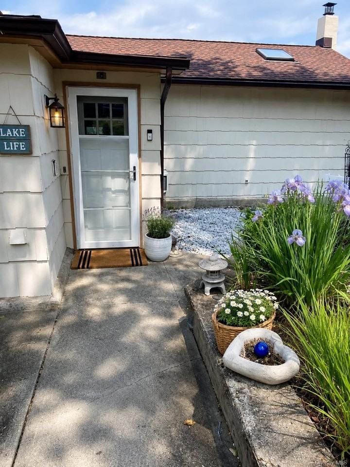 60 Lakeside Dr - Photo 4 of 14