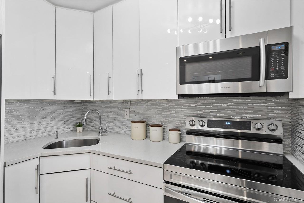 5800 Arlington Ave #1K - Photo 4 of 21