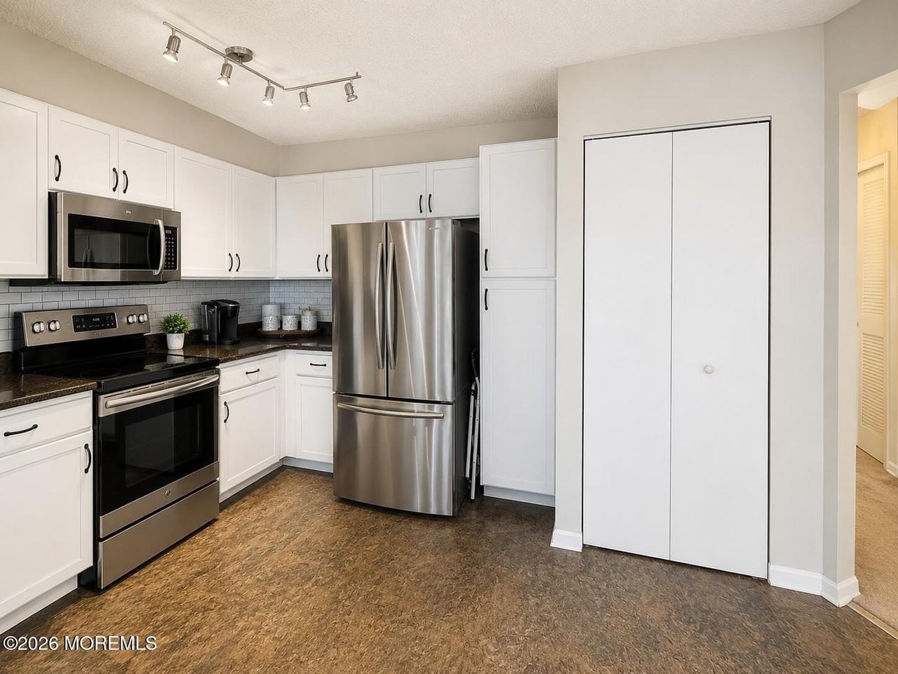 270 Tulip Ln - Photo 2 of 5