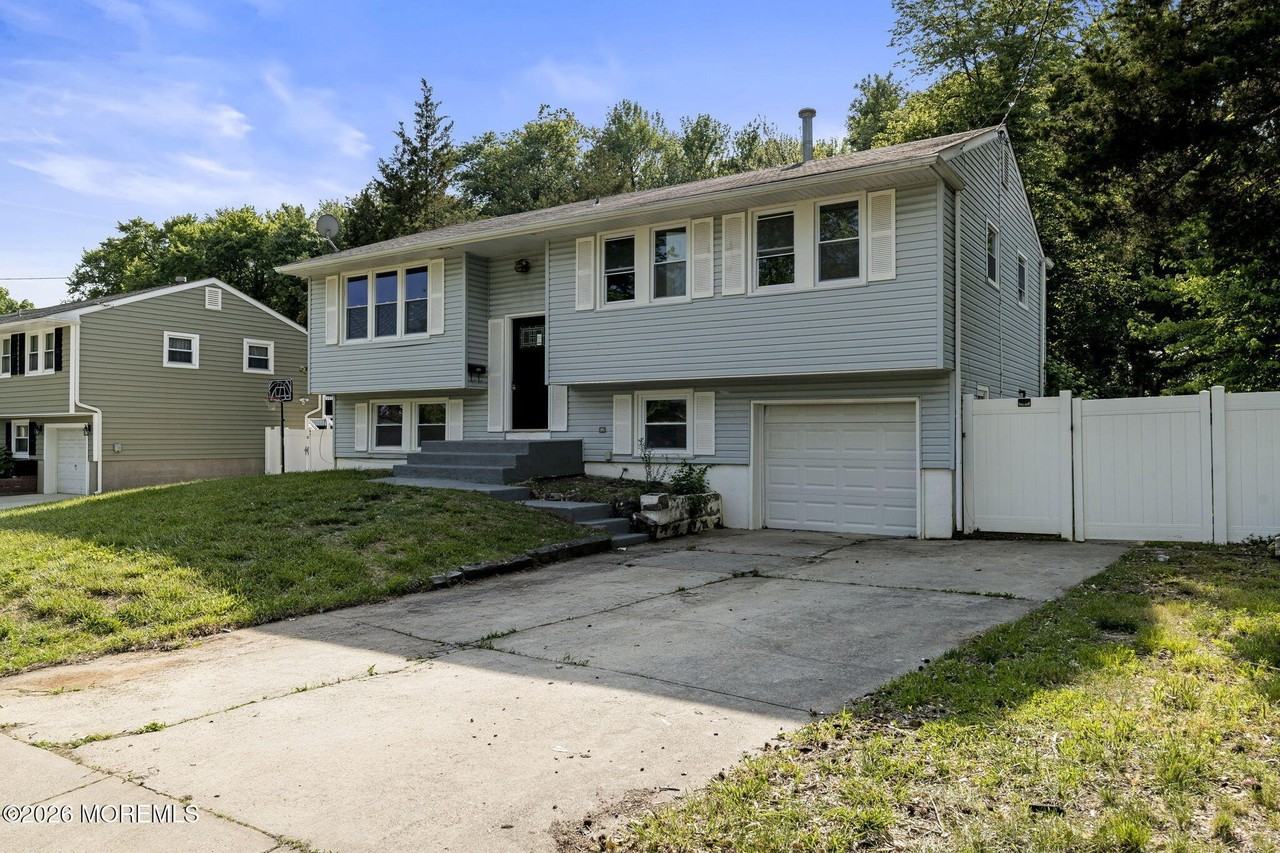 901 Russo Dr - Photo 2 of 33