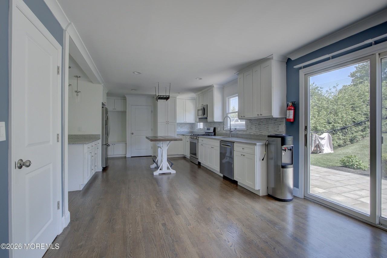 220 Branch Ave - Photo 5 of 50