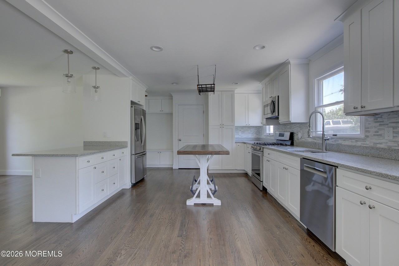 220 Branch Ave - Photo 6 of 50