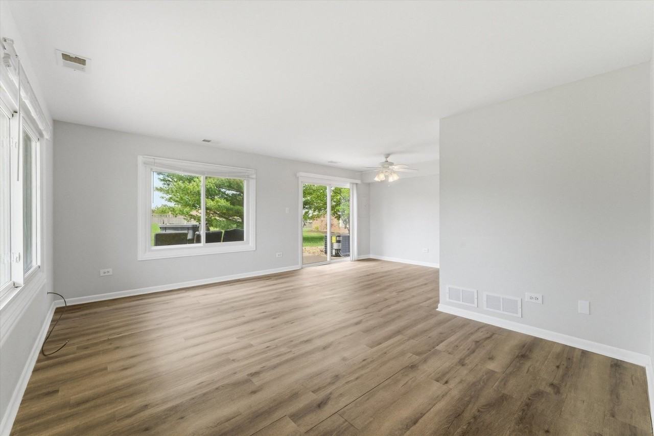 15826 Farm Hill Dr - Photo 3 of 25