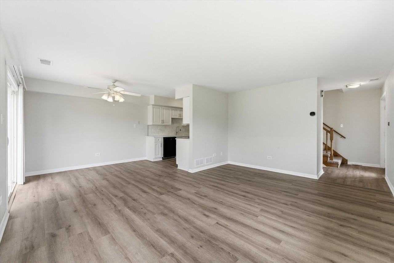 15826 Farm Hill Dr - Photo 4 of 25