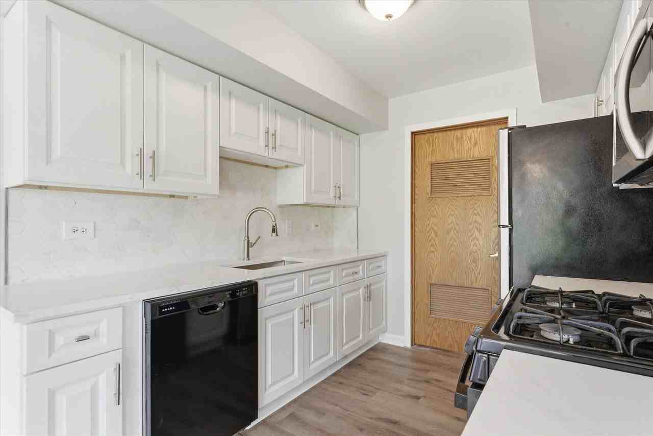 15826 Farm Hill Dr - Photo 7 of 25