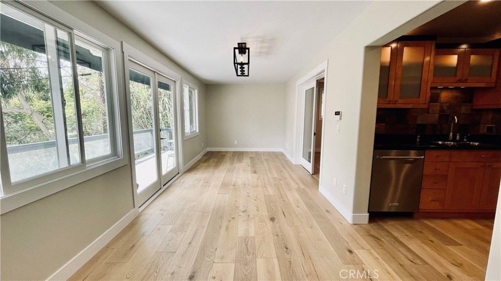 2183 Argyle Ave - Photo 3 of 21