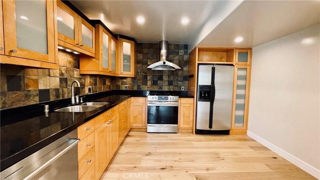 2183 Argyle Ave - Photo 4 of 21