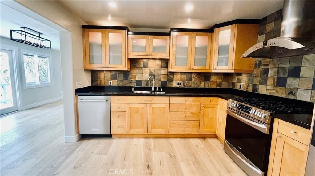 2183 Argyle Ave - Photo 5 of 21