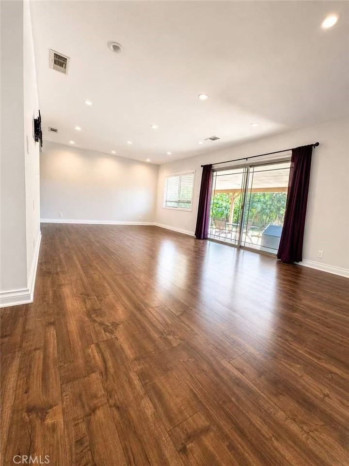 1926 E Rowland Ave - Photo 5 of 26