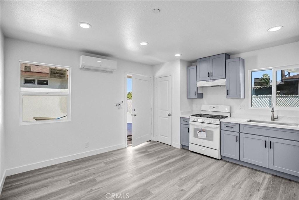 1021 Columbia St #2 - Photo 4 of 15