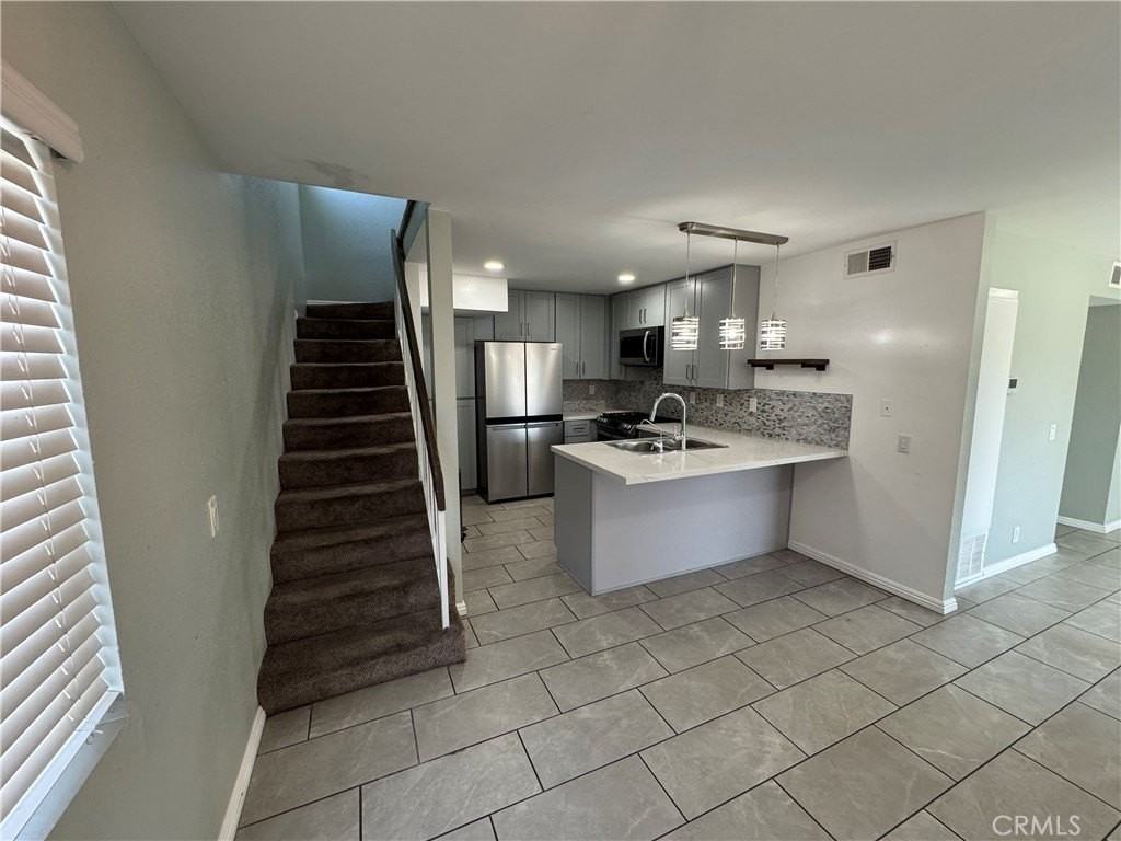 810 W Lambert Rd - Photo 5 of 31