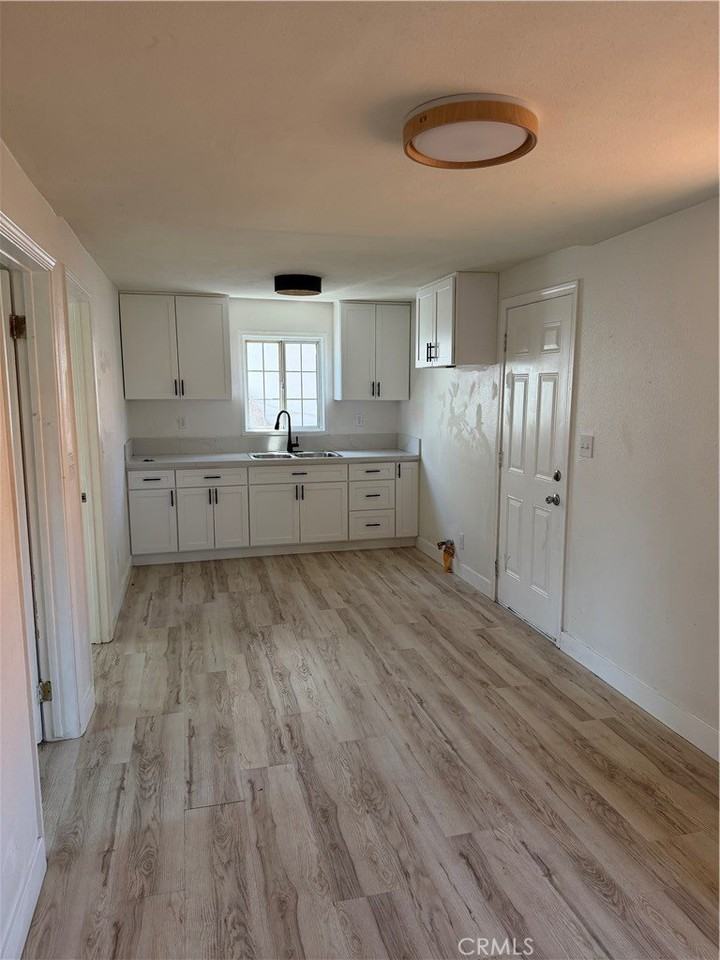 1211 W 8th St - Photo 6 of 8