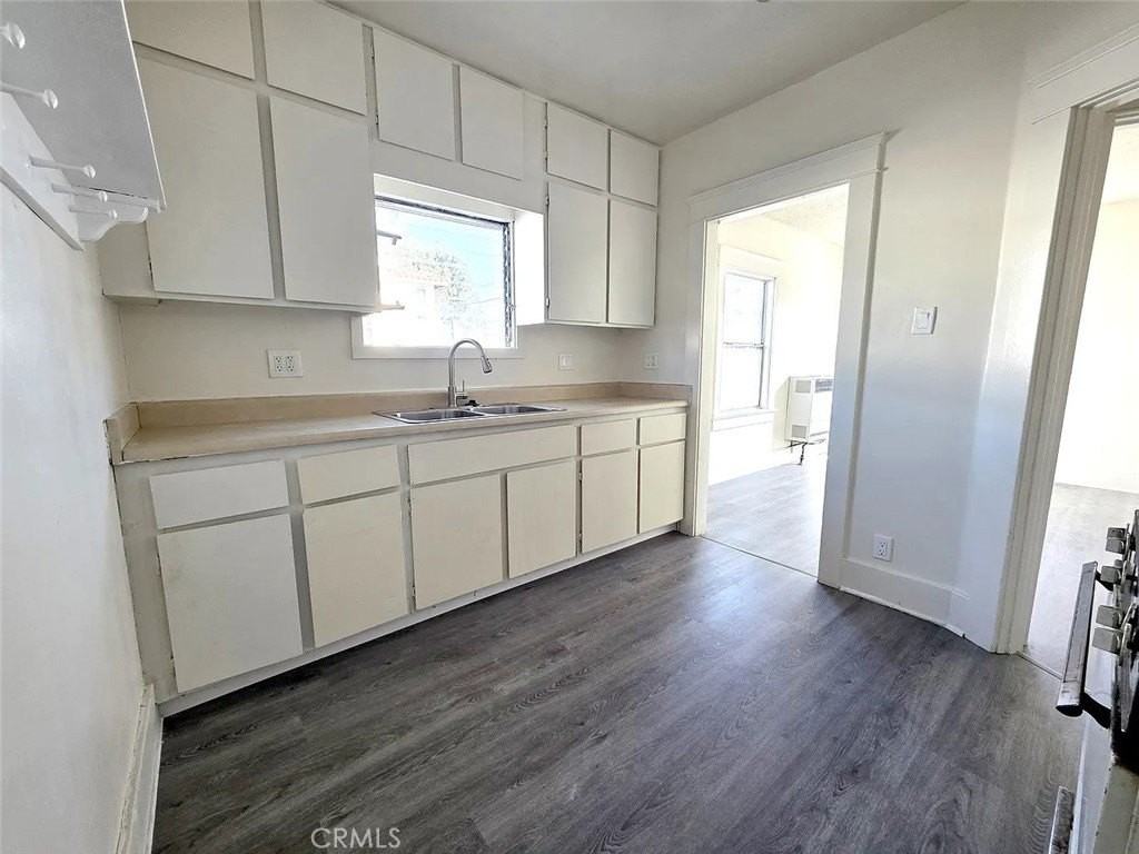 521 N Pomona Ave - Photo 4 of 6
