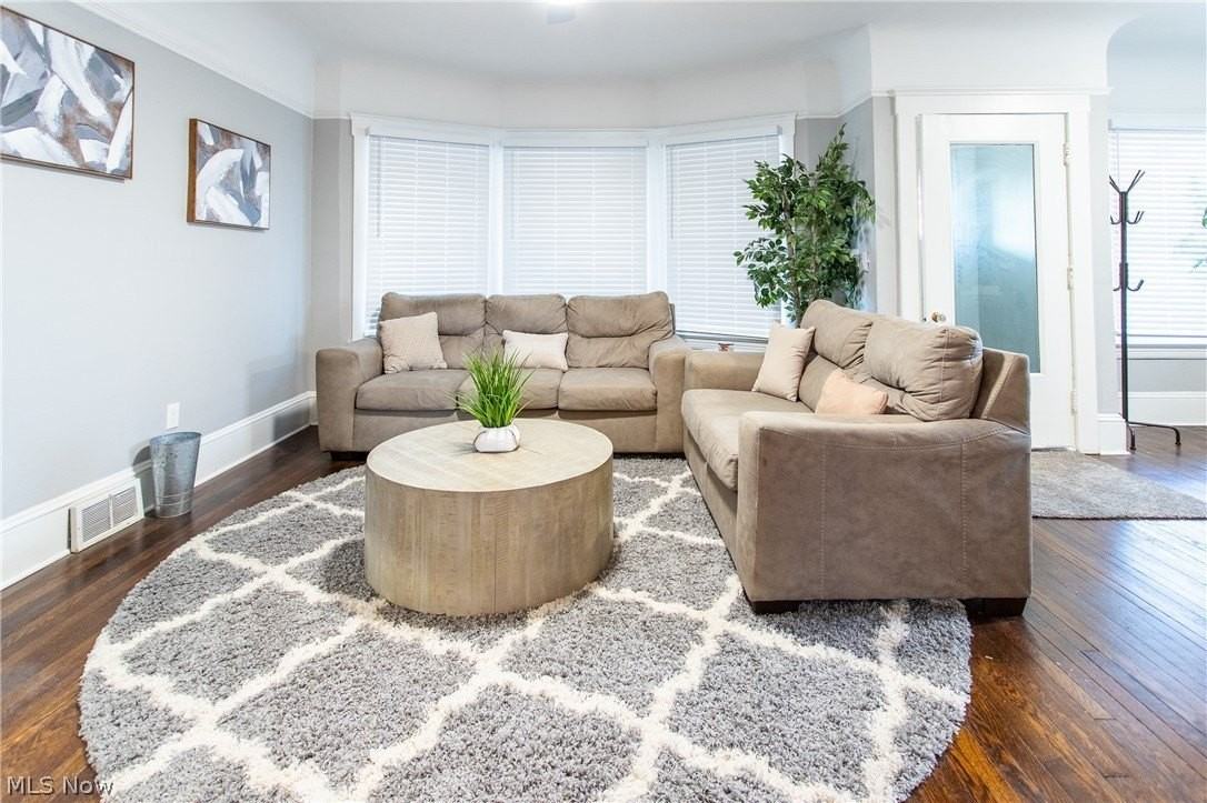 10605 Ashbury Ave - Photo 3 of 23