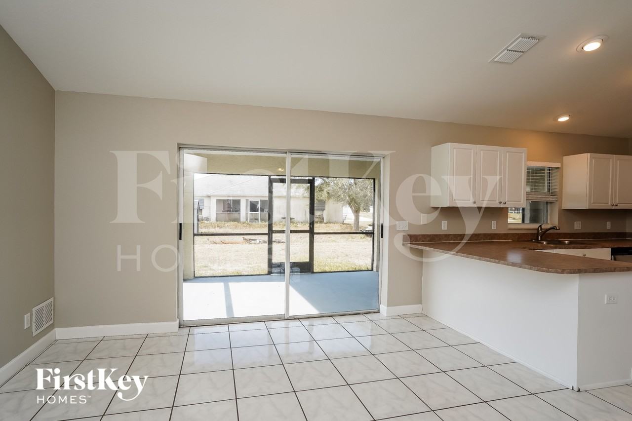 1722 Nw 15th St - Photo 4 of 15