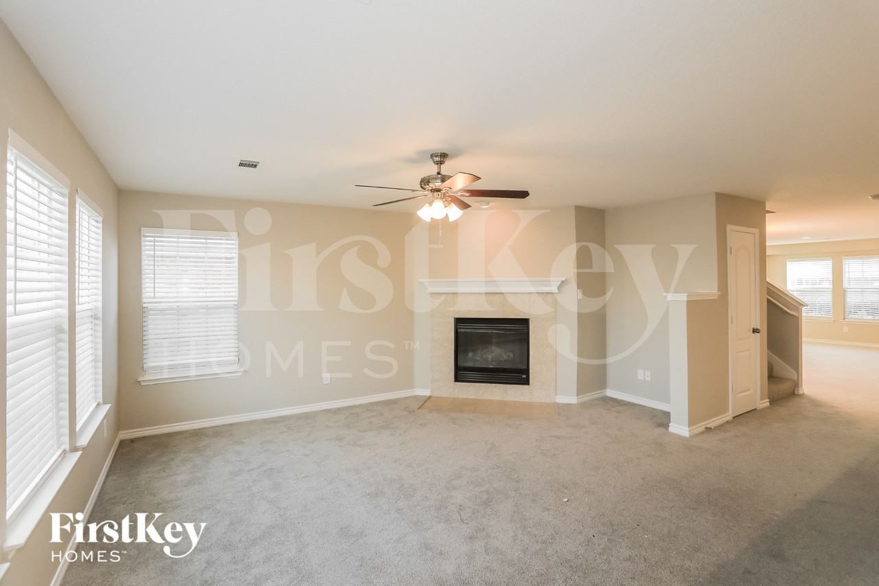3905 Mantis St - Photo 4 of 16